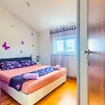 Apartments Zara דירה